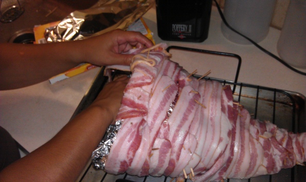 How to make a bacon cornucopia step 11: Wrap the lip of the bacon cornucopia